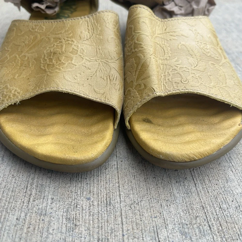 Groundhog Aken Leather Floral Embossed Sandals Ankle Strap Size 39 US 8.5 Yellow